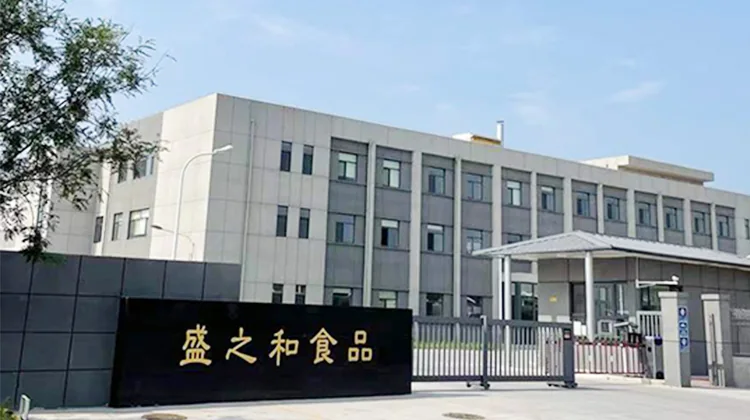 天津厂区大门，门前立牌为「盛之和食品」