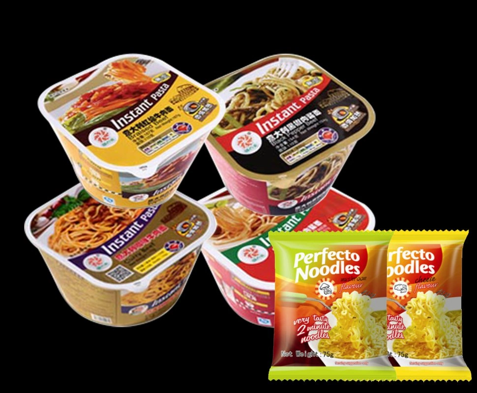 碗装速食意面与 Perfecto Noodles 袋装面产品合影